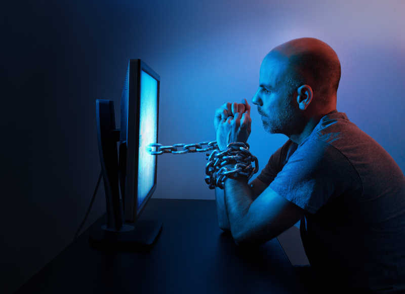 一个男人深夜被锁在电脑上