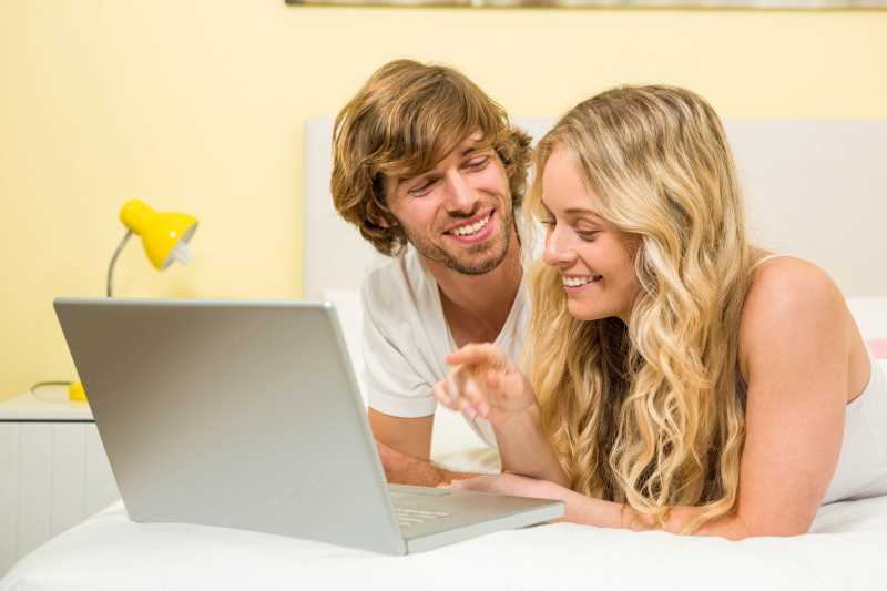 年轻情侣一起使用笔记本电脑