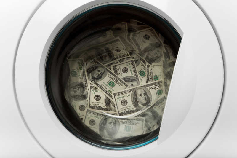 白色洗衣机桶里的美元纸币