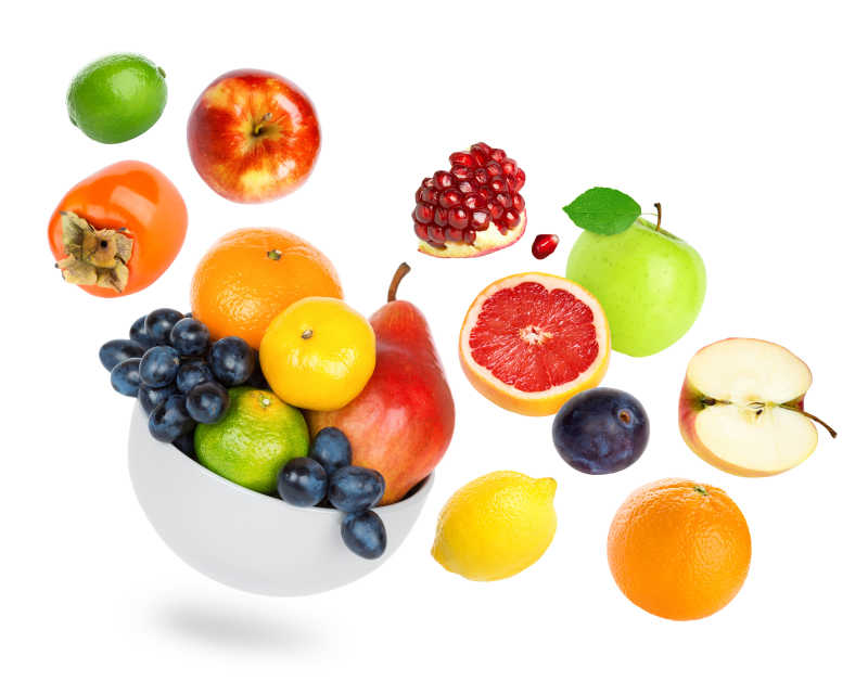白色背景下瓷碗装着的新鲜水果