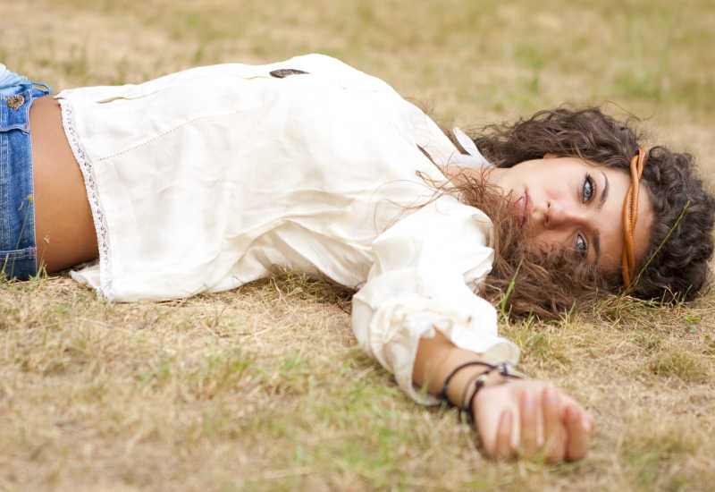 躺着草地上的嬉皮女孩