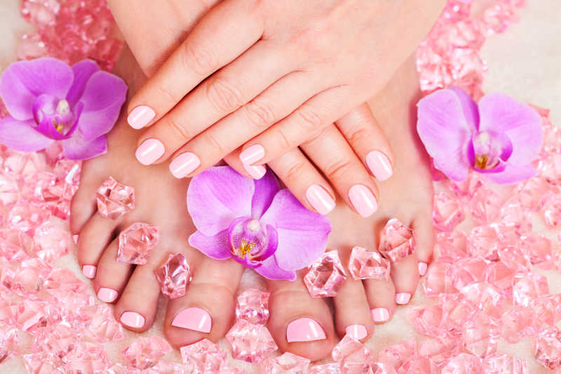 美丽的粉红色的指甲和脚趾