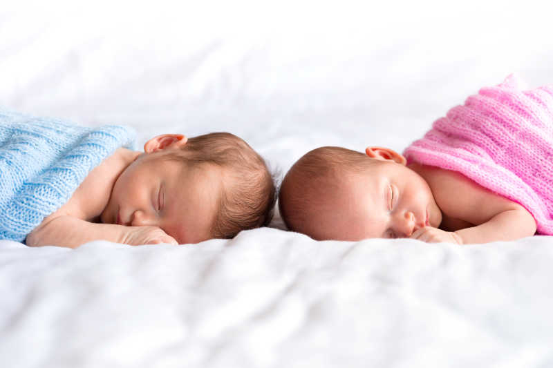 躺在床上的双胞胎宝宝