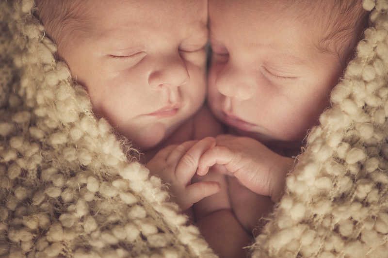 裹在温暖包被里的双胞胎宝宝