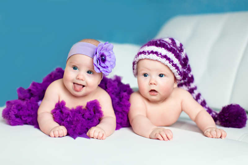 穿着紫色衣服拍照的双胞胎宝宝
