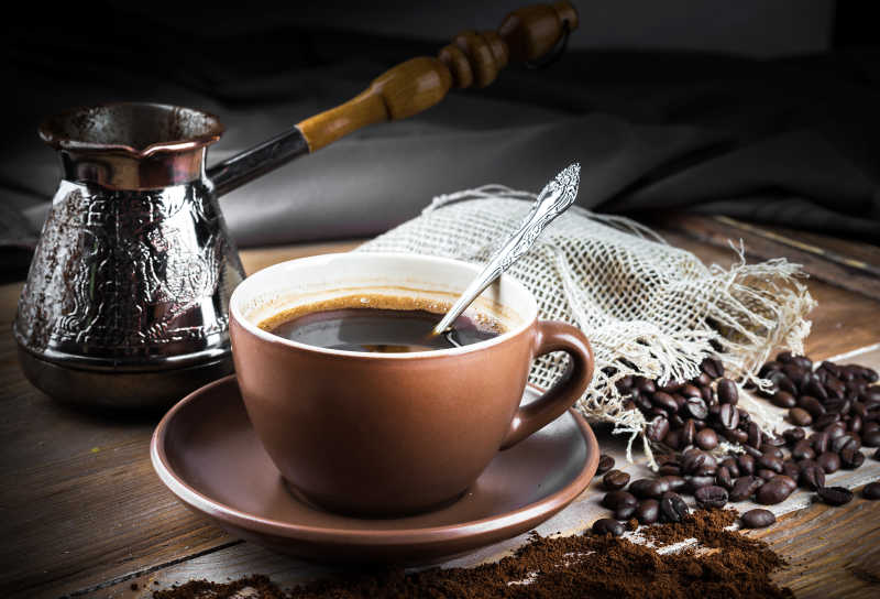 木板上的土耳其咖啡和咖啡豆