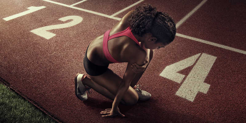 年轻的女运动员伸展和准备运动