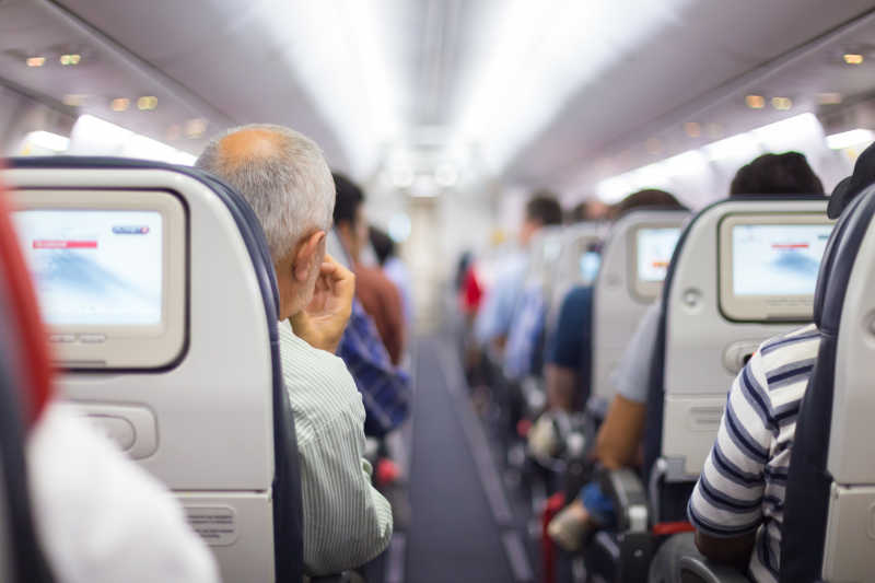 飞机内部里座位上的乘客