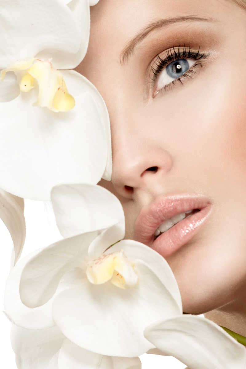 白色背景下半只脸藏着白色花朵下的美女