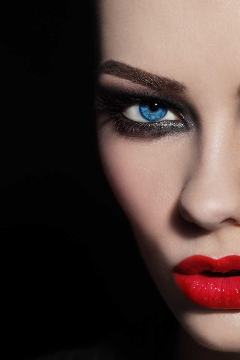 有蓝色眼睛和红唇的美女