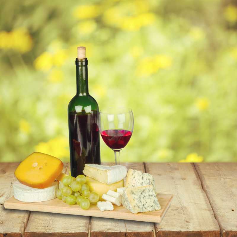 木板上的奶酪与红酒