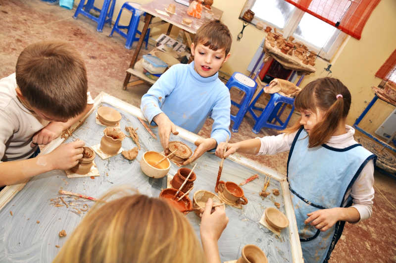 孩子们正在开心地制作陶瓷工艺品