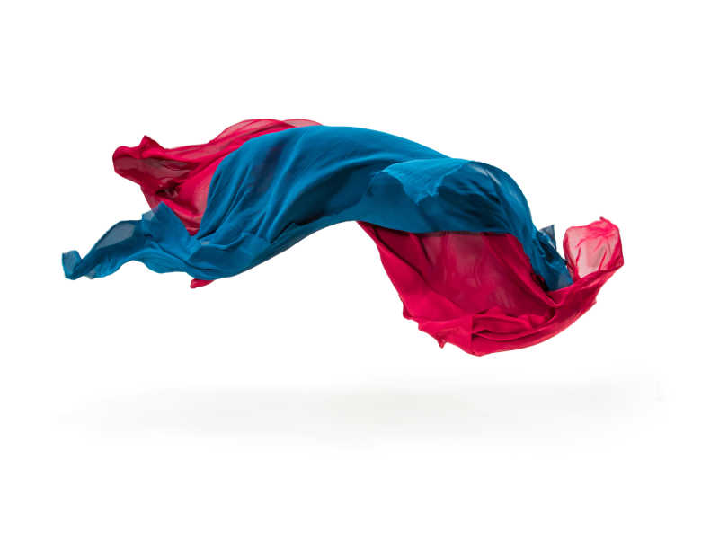 在白色背景下飞舞的红色和蓝色纱巾
