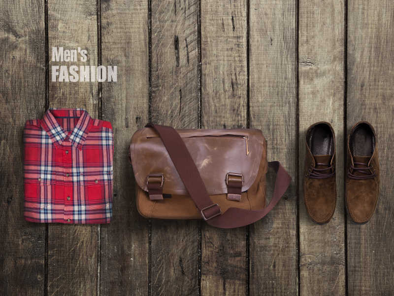 木质背景下的红色格子衬衫粽子背包和鞋子