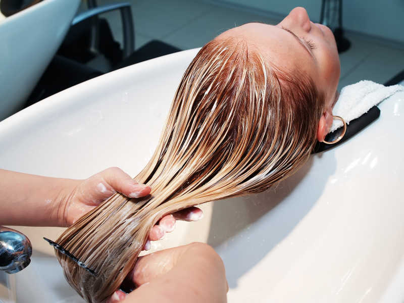 现代SPA沙龙护理头发的女性