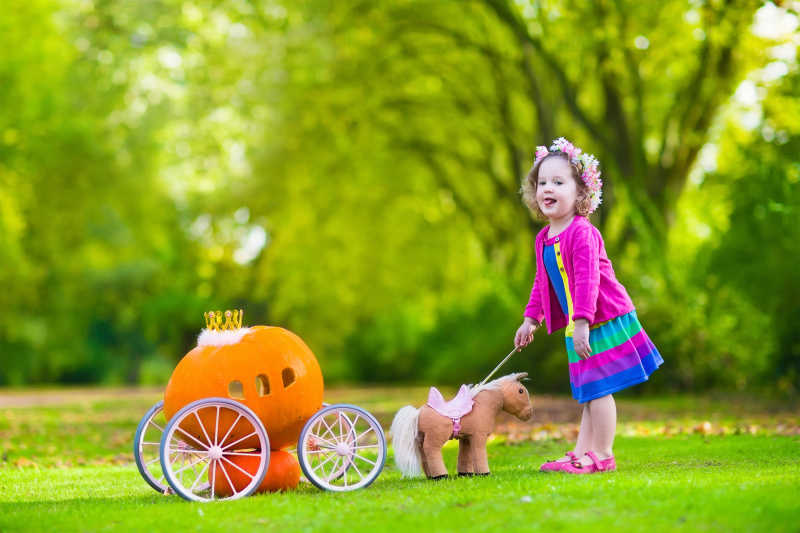 公园里的的南瓜车和可爱的小女孩