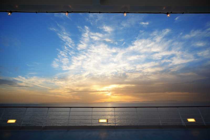 游轮甲板向外的日落晚霞风景