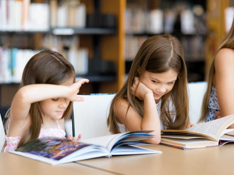 图书馆看书的两个小女孩