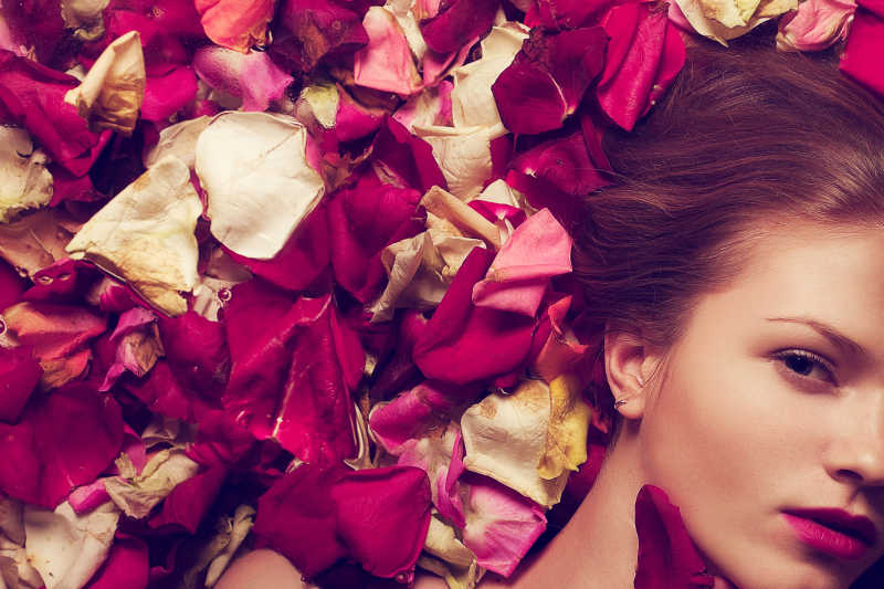 躺在玫瑰花瓣上的美女