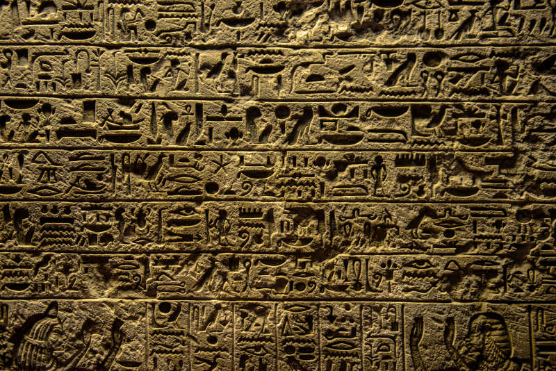刻在石头上的古埃及的象形文字