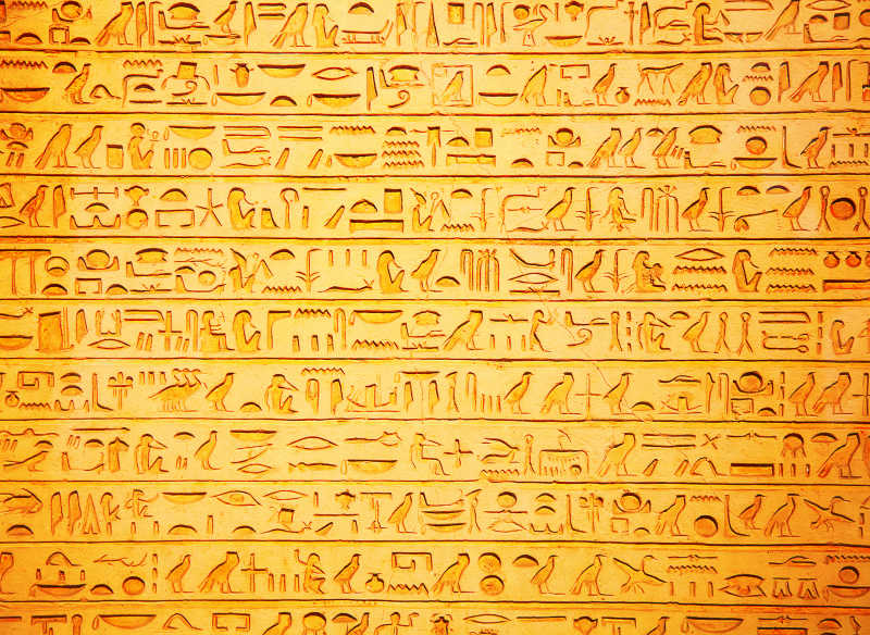 刻着象形文字的埃及石墙