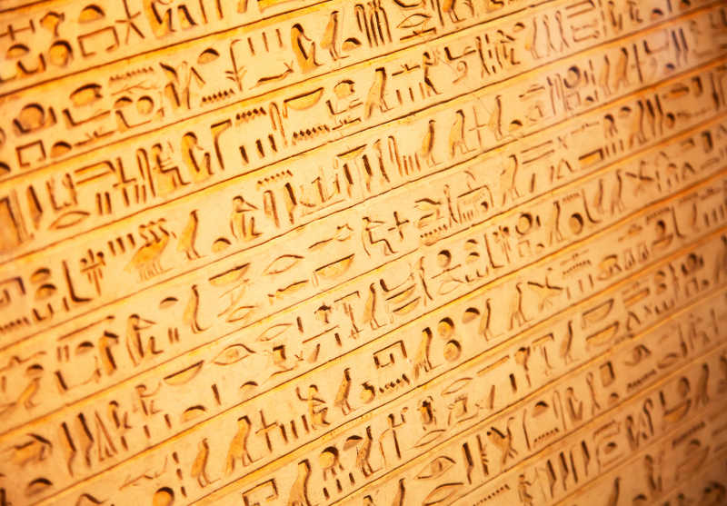 刻着埃及象形文字的墙