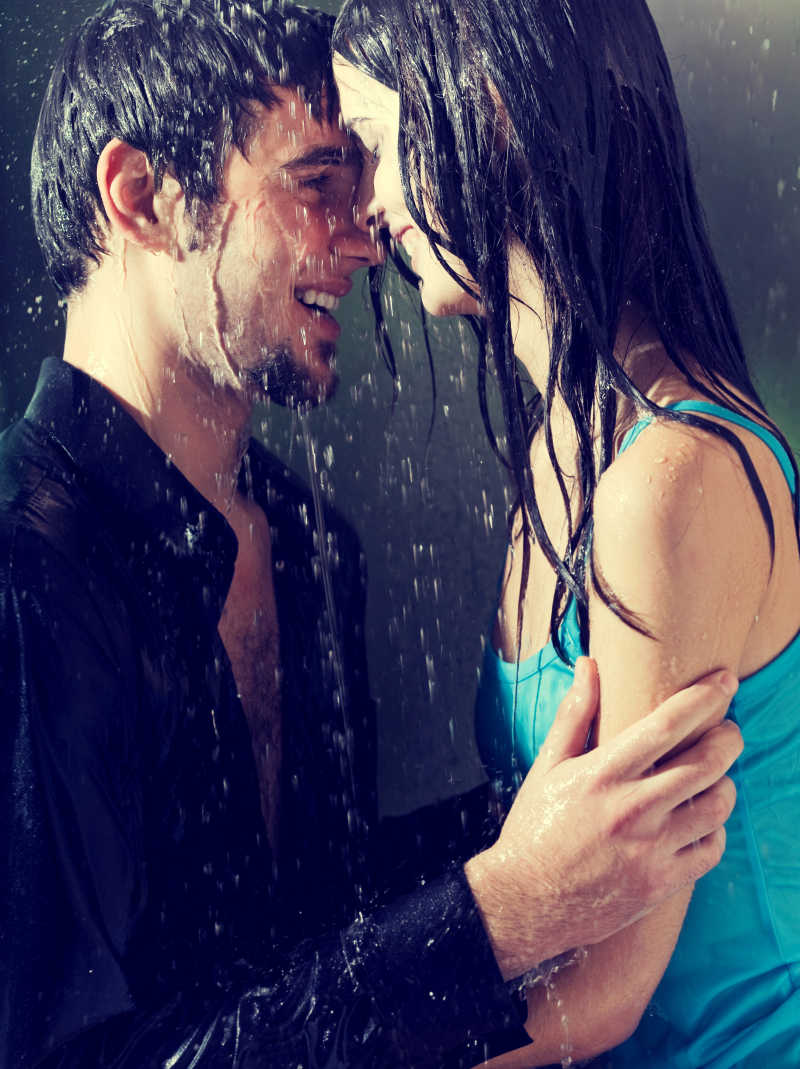 雨中甜蜜拥抱的情侣