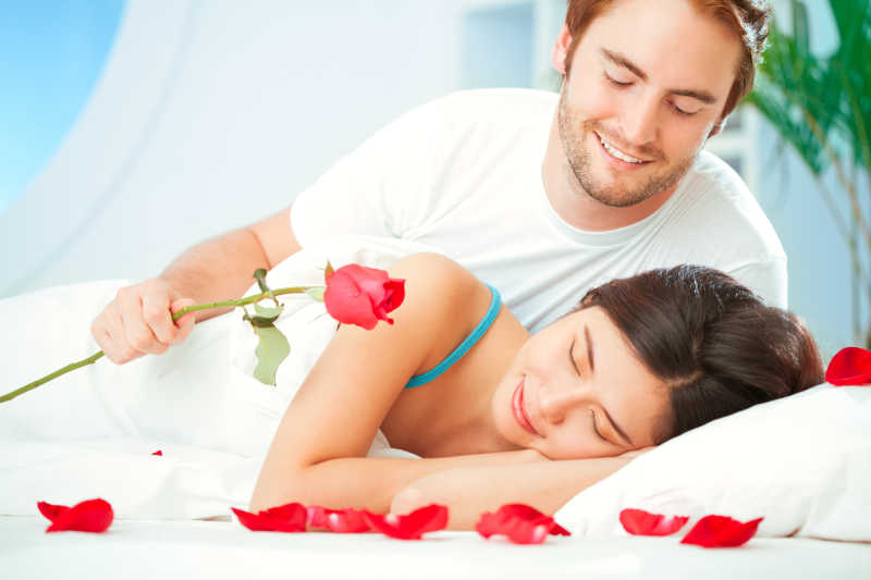 男子给睡梦中女朋友准备惊喜玫瑰花