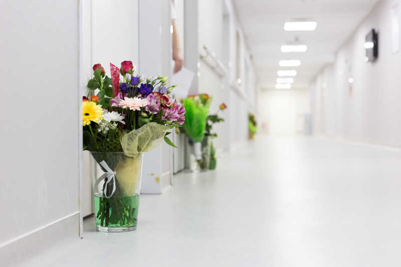 医院走廊和鲜花