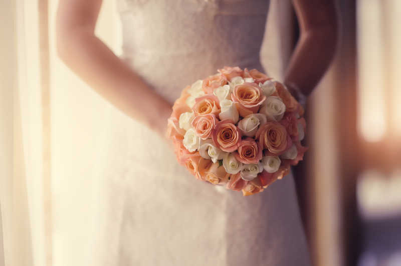 幸福新娘手里的捧花