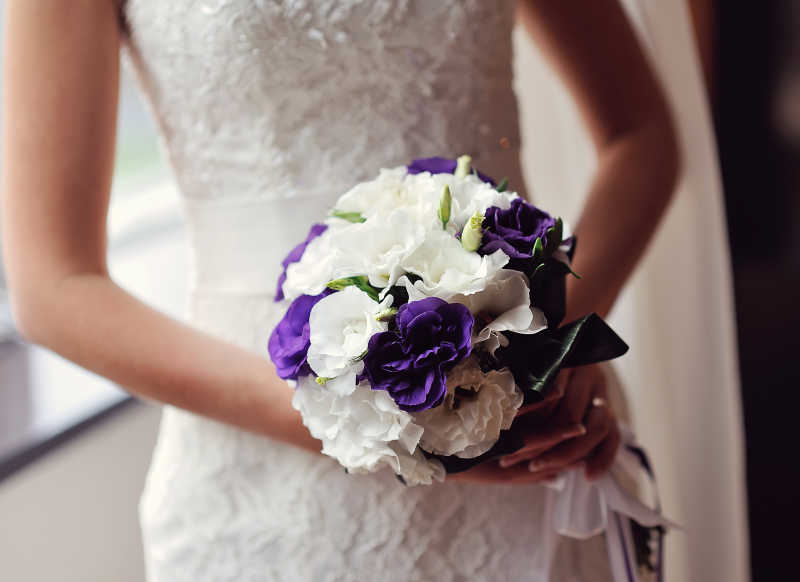 新娘手里的白紫色捧花