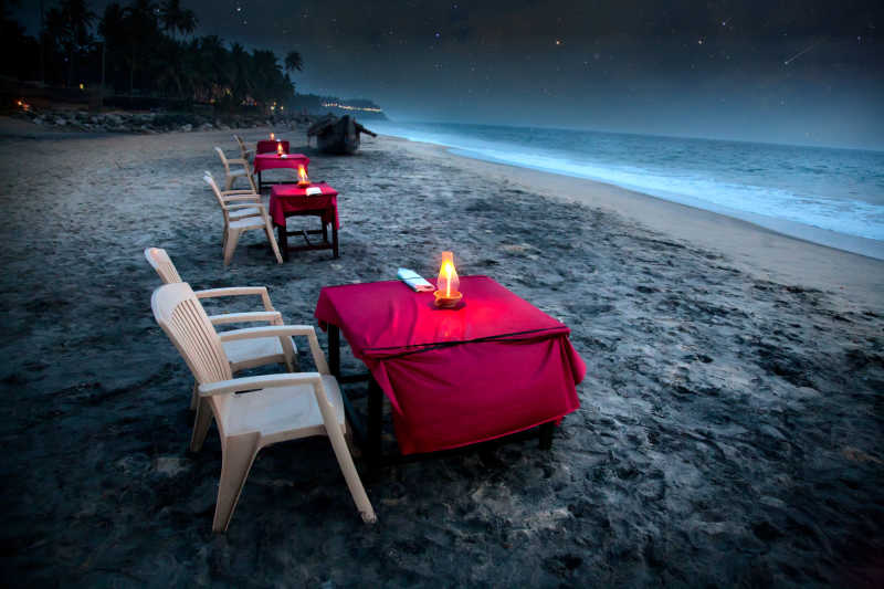 印度夜晚海滩上的咖啡桌