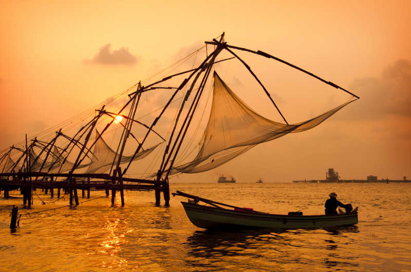 印度喀拉拉邦日落下的船只和渔网