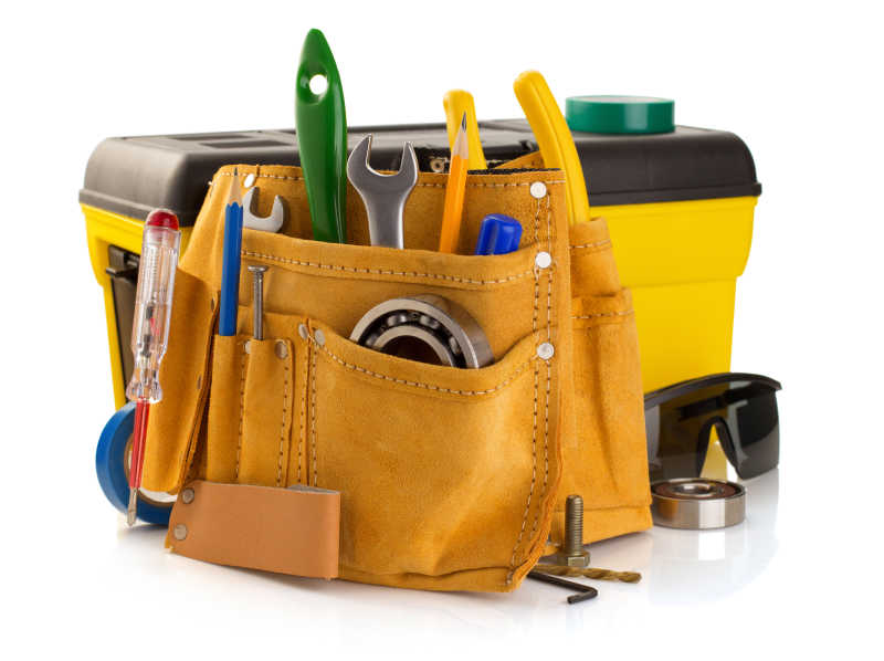 黄色工具箱和工具袋里的工具