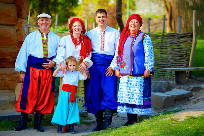 穿着乌克兰传统服饰的一家人