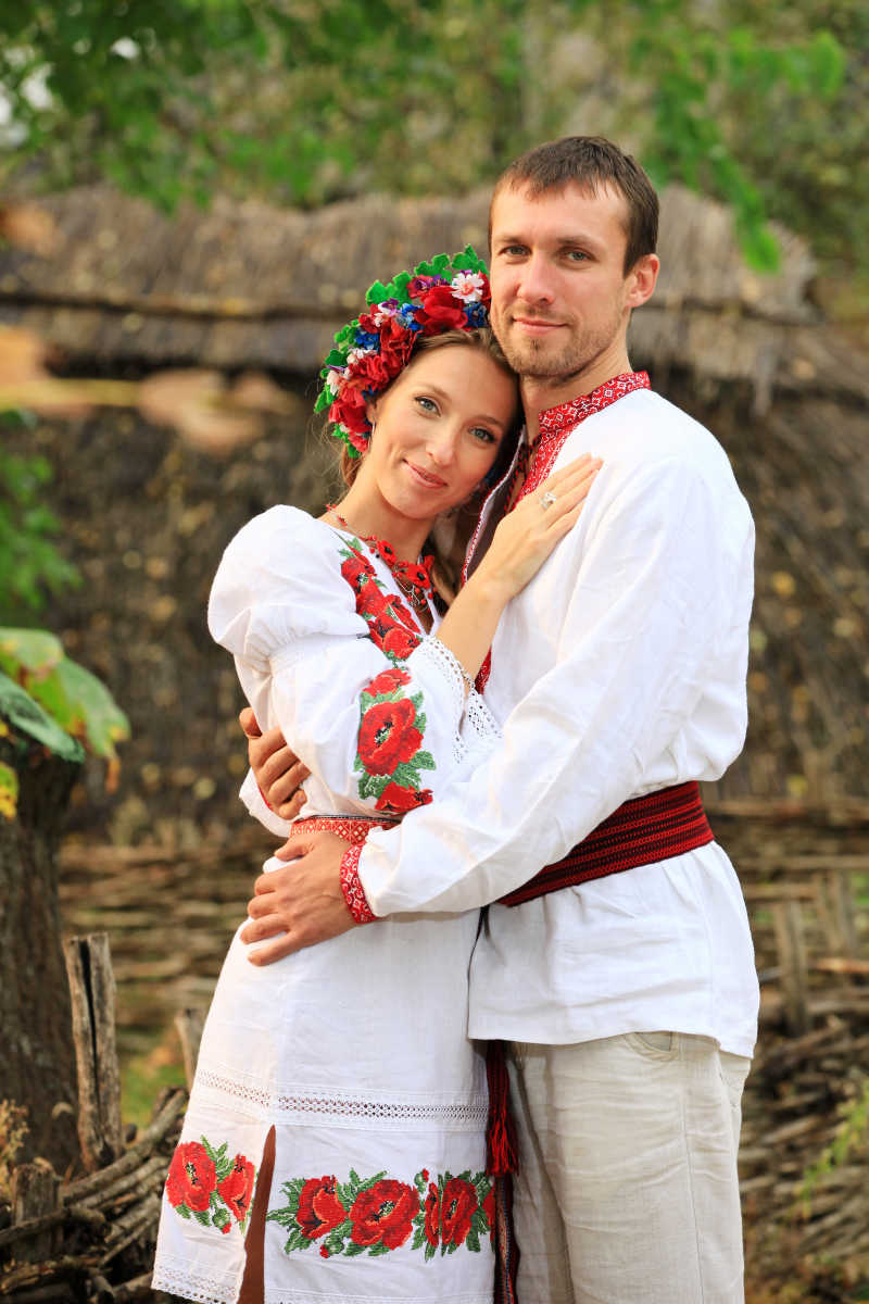 穿着乌克兰传统服饰的情侣