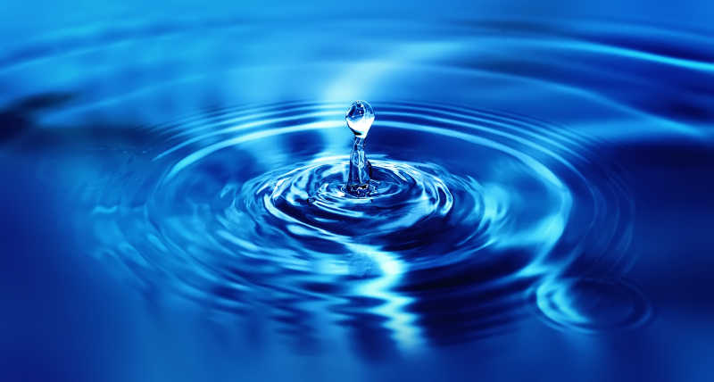 水滴落在蓝色的水面上