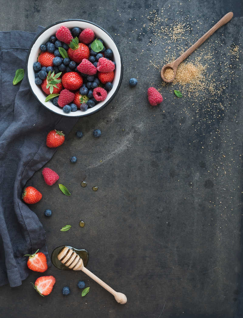 装满盆子里的草莓和蓝莓特写