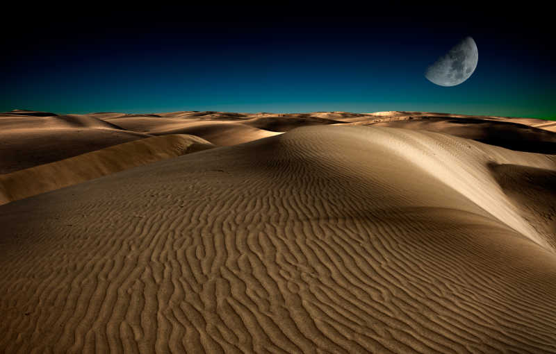 有月亮的夜空下的沙漠