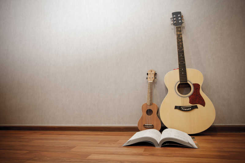 吉他和书在木制地板上