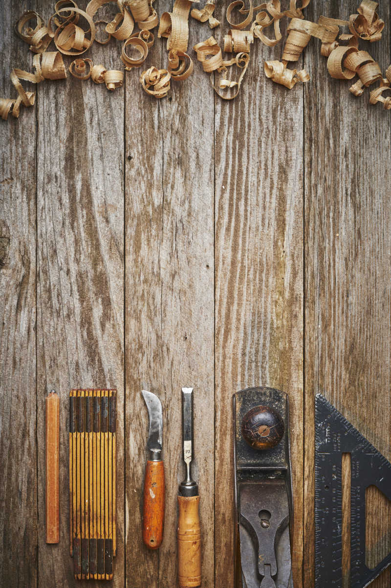 一套旧木工工具的俯视图