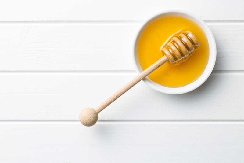 碗里的蜂蜜和蜂蜜勺