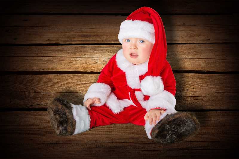 穿着圣诞服装的可爱的婴儿