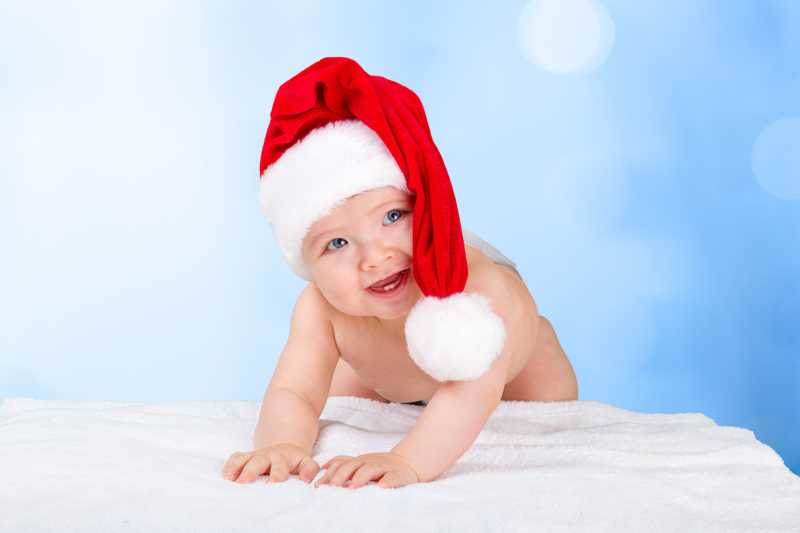 戴着红色圣诞帽的可爱的宝宝