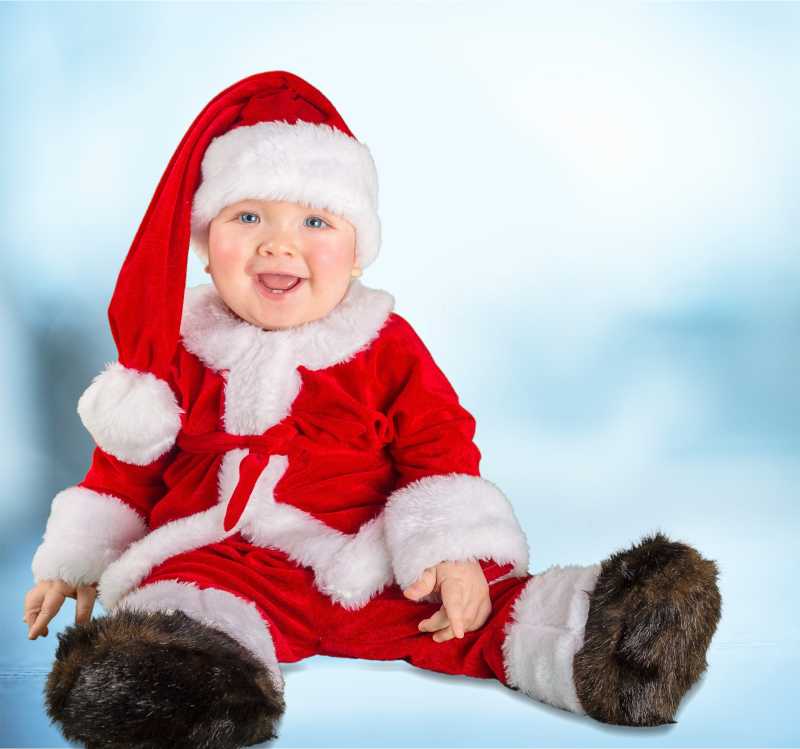 穿着圣诞老人服装的可爱的婴儿