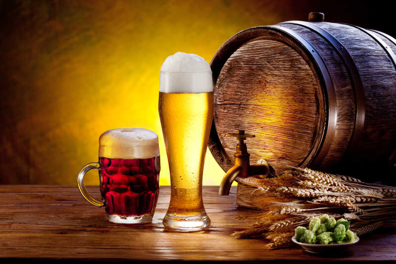 木桌上的啤酒桶和两杯啤酒