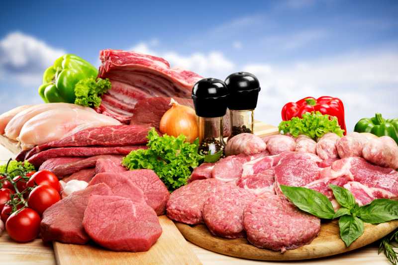 木板上的生肉食材和蔬菜