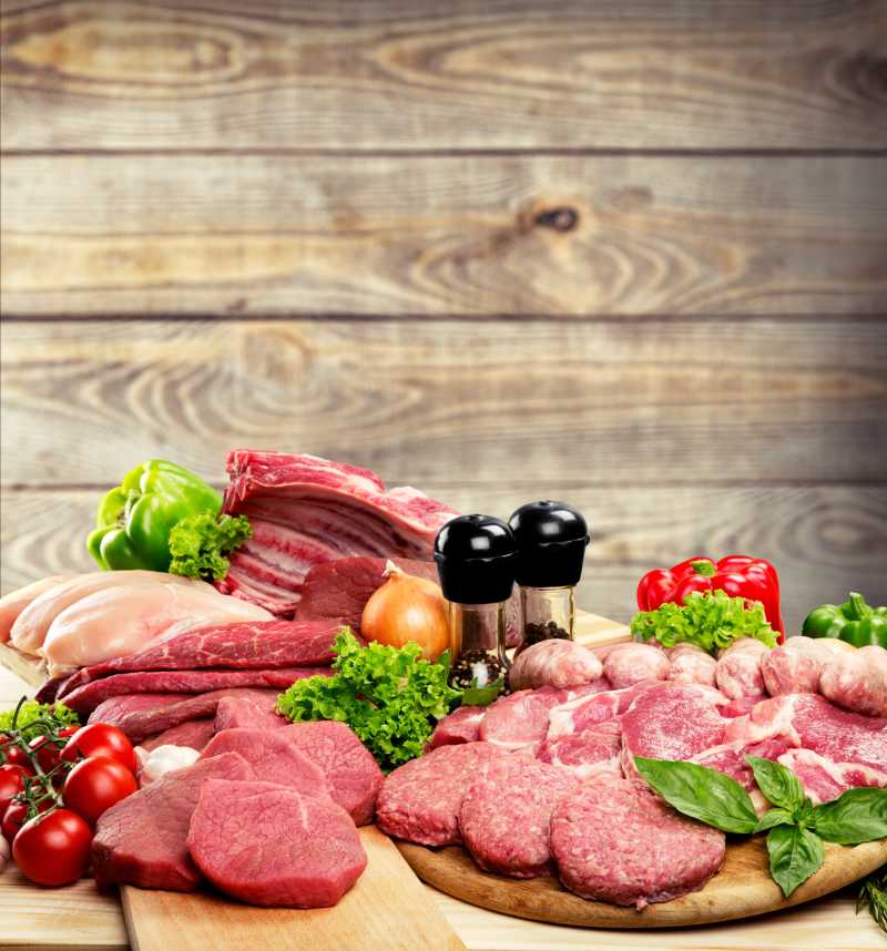 木制桌面砧板上的不同种类的肉类食材
