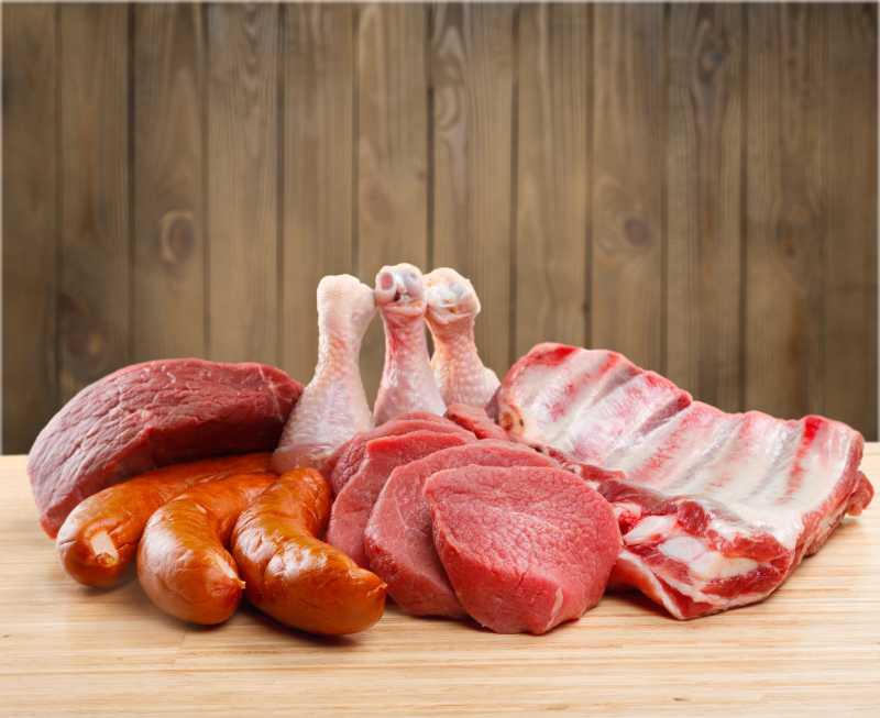 木制桌面上的不同种类的生肉食材