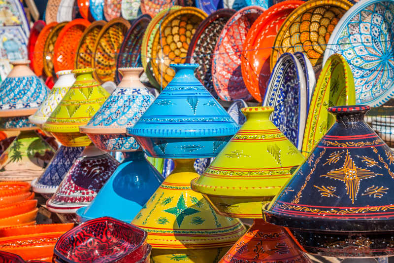 马拉喀什市场上多彩的工艺品
